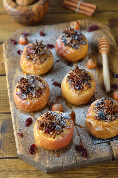 Bakade Äpplen Med Kryddor Brun Bakgrund — Stockfoto