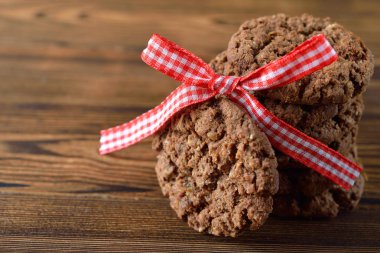 Tahta arka planda çikolata parçalı kurabiyeler