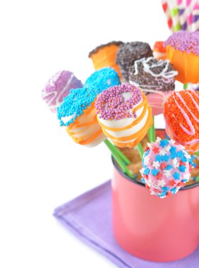 Çeşitli lokum kek izole üzerinde beyaz arka plan çıkar