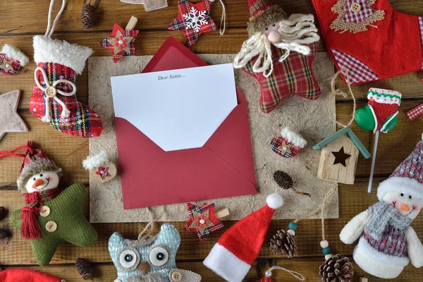 Varias Decoraciones Navideñas Sobre Fondo Marrón —  Fotos de Stock