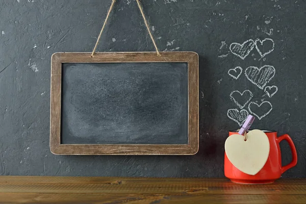 Tasse Und Schreibtafel Auf Grauem Hintergrund Valentinstag Konzept — Stockfoto