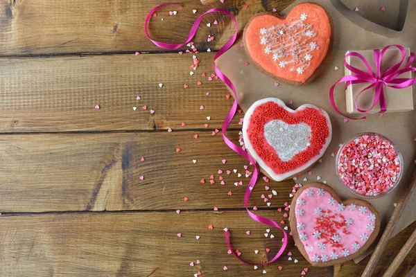 Galletas Jengibre Accesorios Sobre Fondo Madera Concepto San Valentín — Foto de Stock