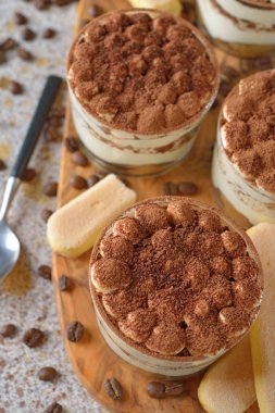 Geleneksel İtalyan tatlı tiramisu kahverengi zemin üzerine