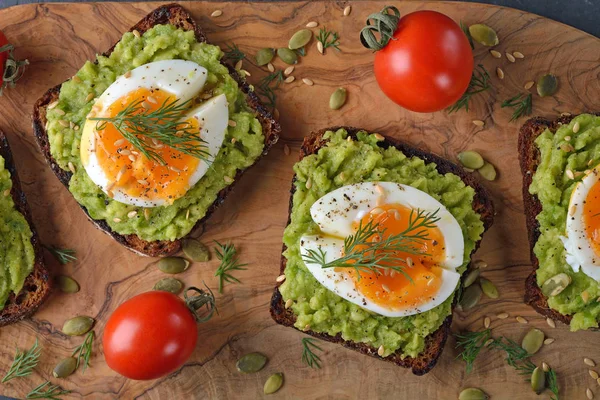 Yumurta ve gri arka plan üzerinde avokado vejetaryen tost