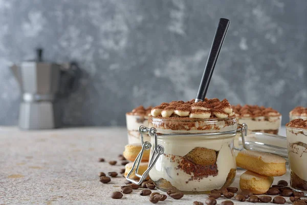 Tiramisú Postre Italiano Sobre Fondo Marrón —  Fotos de Stock