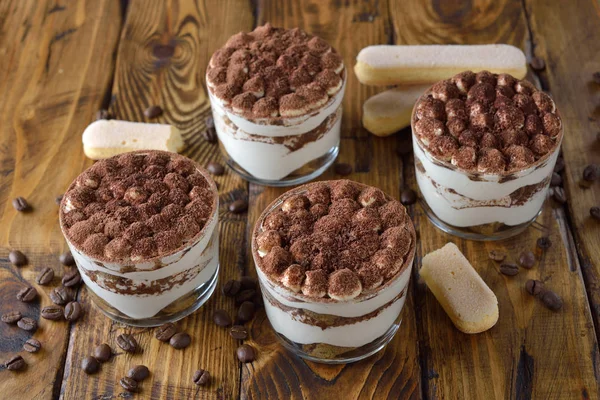 Tiramisú Postre Italiano Sobre Fondo Marrón — Foto de Stock