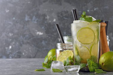 Nane ve limon gri bir arka plan üzerinde taze kokteyl