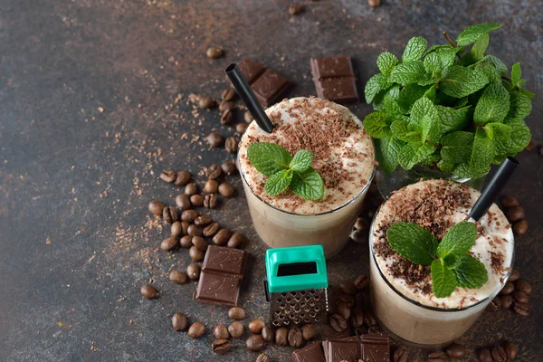 Studená Káva Latte Čokoládou Hnědé Pozadí — Stock fotografie