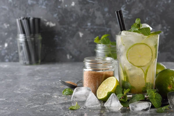 Cocktail Con Menta Lime Sfondo Grigio — Foto Stock