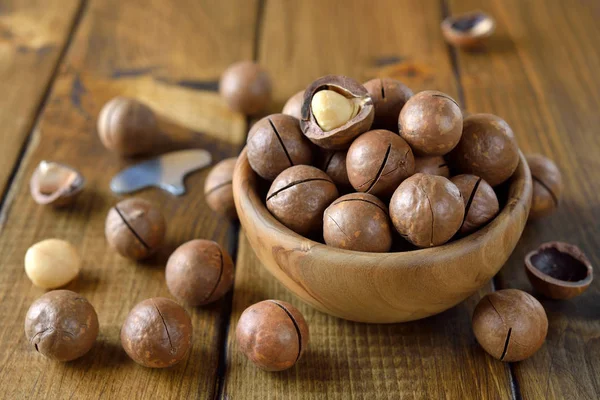 Macadamia Nüsse Einer Holzschale Auf Braunem Hintergrund — Stockfoto
