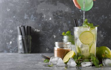 Nane ve gri bir arka plan üzerine kireç kokteyl