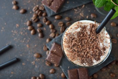 Soğuk kahve sütlü çikolata kahverengi bir arka plan üzerinde