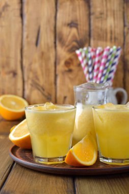 Kahverengi bir arka plan üzerinde doğal taze portakal suyu