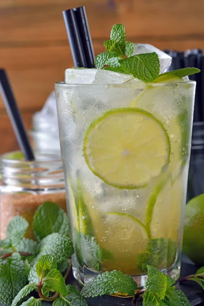 Cocktail Med Mynta Och Lime Grå Bakgrund — Stockfoto