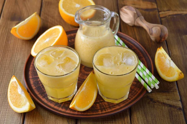 Natuurlijke Verse Jus Orange Een Bruine Achtergrond — Stockfoto