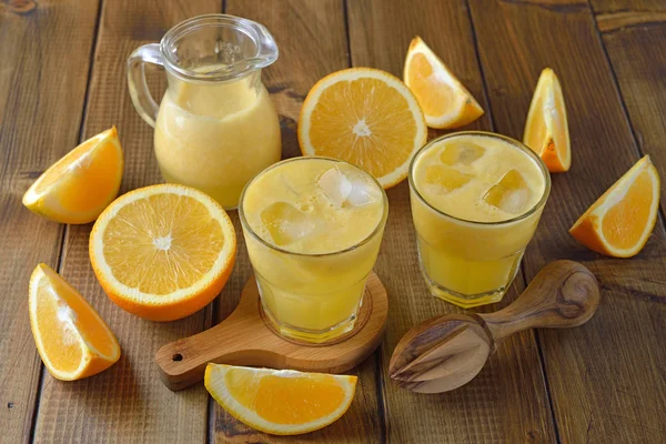 Natuurlijke Verse Jus Orange Een Bruine Achtergrond — Stockfoto