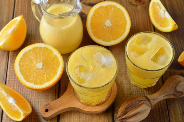 棕色背景上的新鲜橙汁 — 图库照片