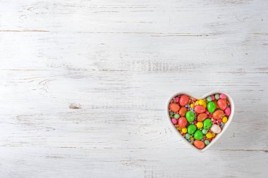 Beyaz bir arka plan üzerinde Paskalya tatlılar