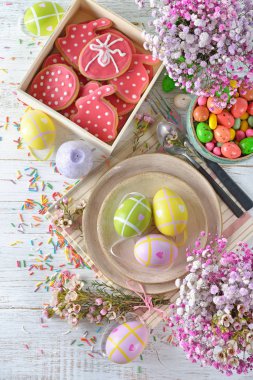 Beyaz bir arka plan üzerinde Easter çatal bıçak takımı