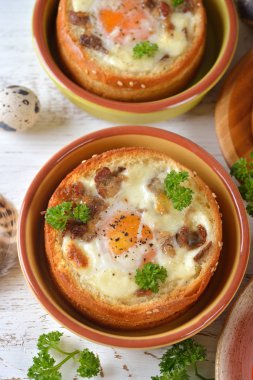 Topuz beyaz zemin üzerine pişmiş yumurta