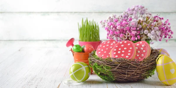 Osterkekse Und Dekor Auf Weißem Hintergrund — Stockfoto