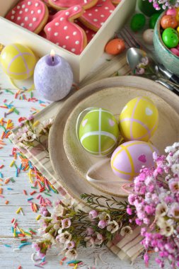 Beyaz bir arka plan üzerinde Easter çatal bıçak takımı