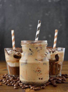 Gri bir arka plan üzerine kahve sütlü buz