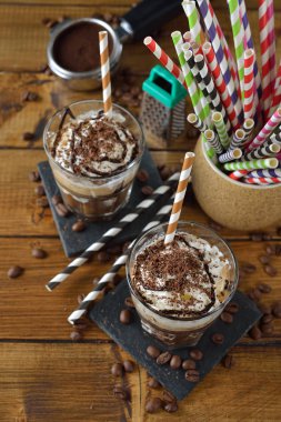 Buzlu kahve krem şanti ve dondurma kahverengi bir arka plan üzerinde