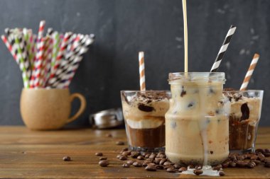 Gri bir arka plan üzerine kahve sütlü buz