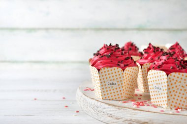 Pembe krema ile çikolata Cupcakes