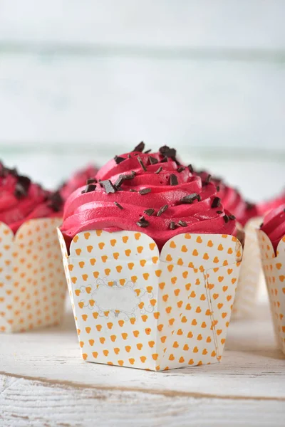 Csokoládé Cupcakes a rózsaszín hab — Stock Fotó