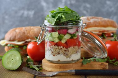 Quinoa ve arugula ile bir can Diyet salata