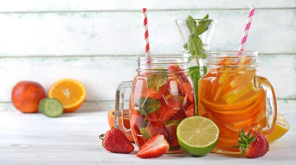 Agua de desintoxicación de frutas infundidas —  Fotos de Stock