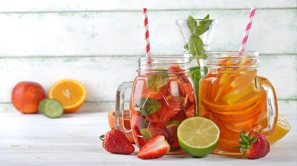 Agua de desintoxicación de frutas infundidas — Foto de Stock