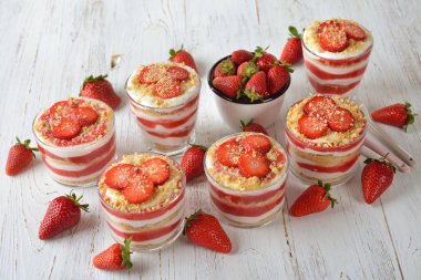 Bir bardak çilek cheesecake