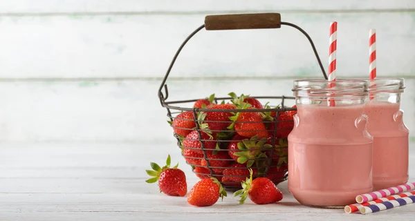 Smoothies with strawberries — Stock Photo, Image
