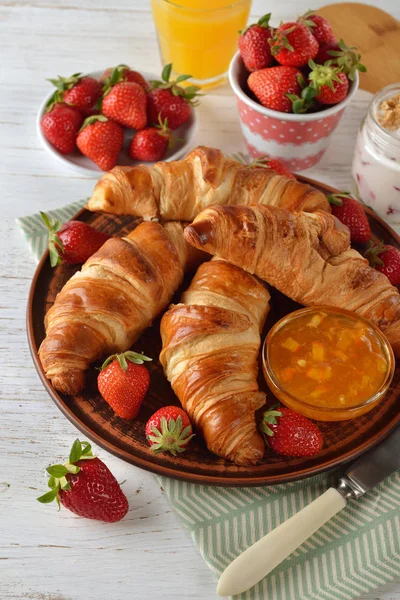 Fransk croissant till frukost — Stockfoto