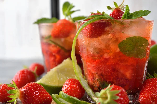Aardbeien mojito cocktail — Stockfoto