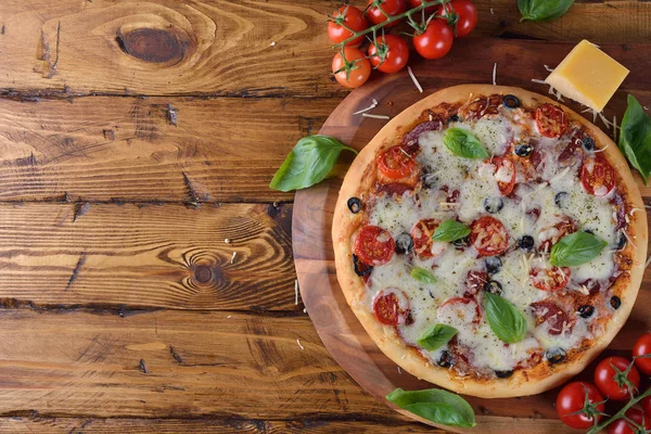 Pizza tradicional —  Fotos de Stock