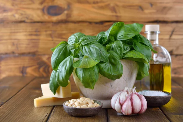 Pesto sosu için taze malzemeler