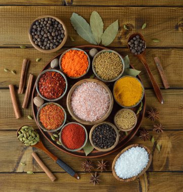 Çeşitli oryantal baharatlar ve baharatlar