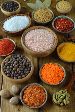 Çeşitli oryantal baharatlar ve baharatlar