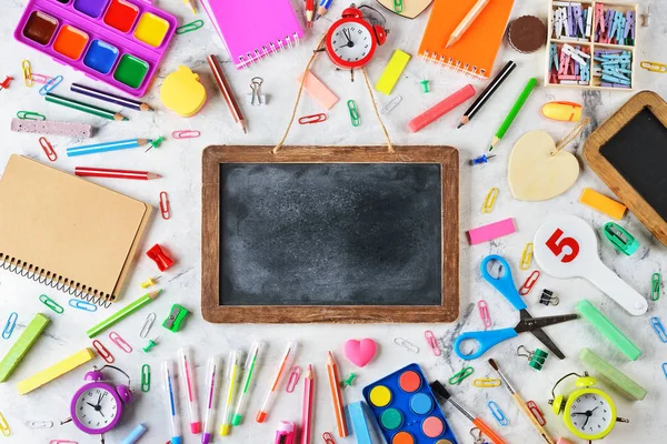 Fournitures scolaires colorées — Photo