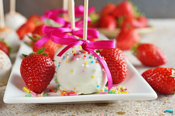 Kuchen mit weißer Schokolade dekoriert — Stockfoto