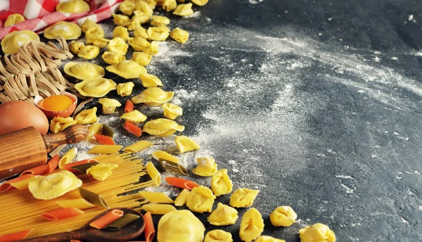 Råa tortellini och ravioli — Stockfoto