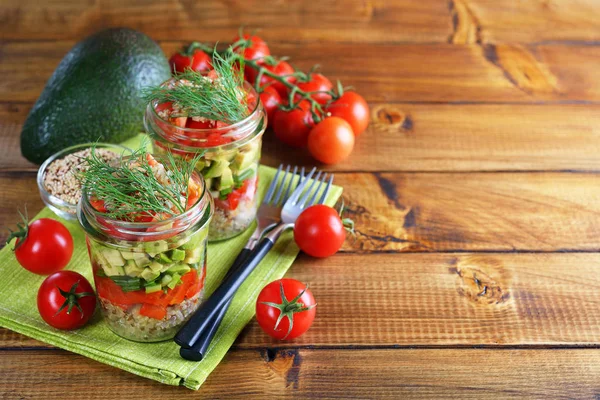 Salada vegetariana com quinoa e abacate — Fotografia de Stock