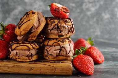 Çikolatalı dondurmalı sandviç 