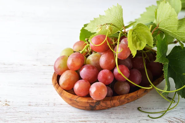 Fresh grapes in a bowl — Stock Photo, Image