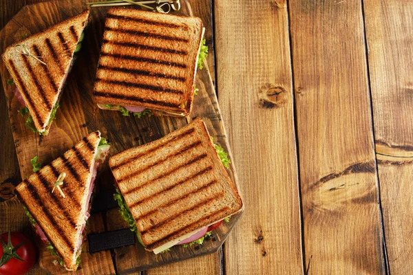 Peynirli ve jambonlu sandviç