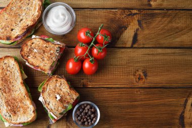 Peynirli ve jambonlu sandviç